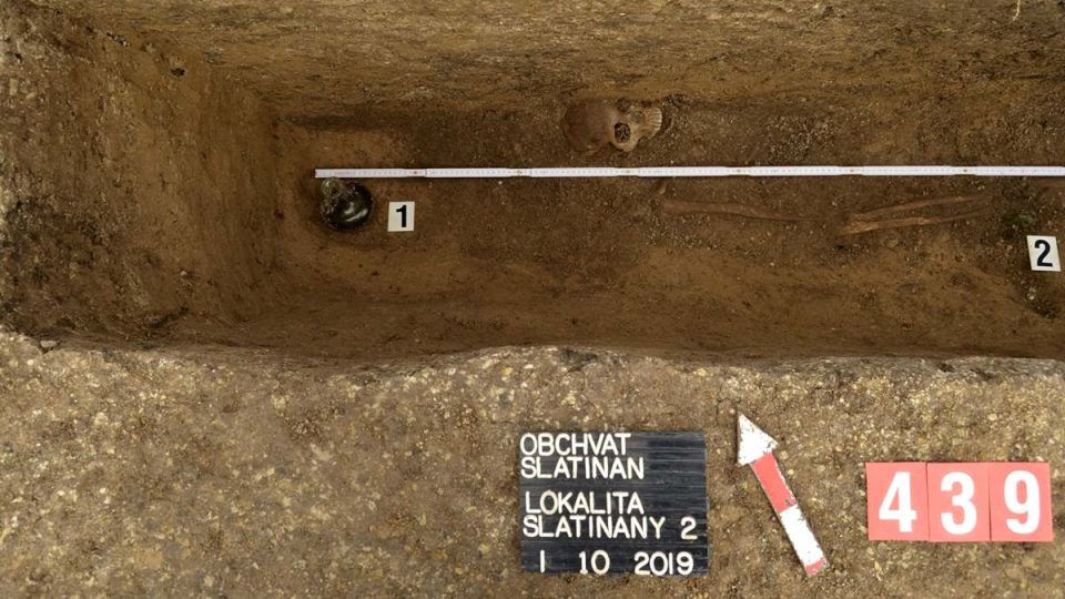 Archeologové objevili zachovalé hroby pod místem budoucího obchvatu Slatiňan.