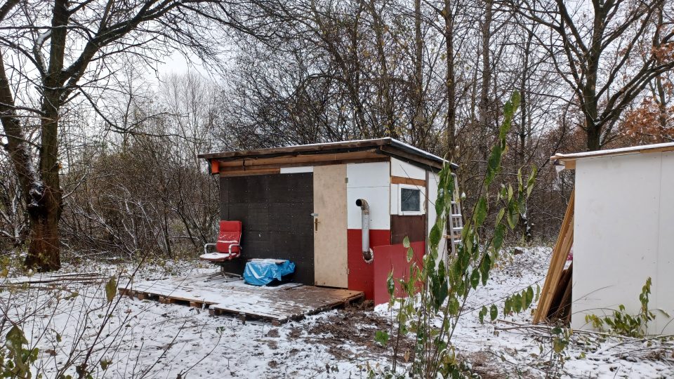 Přístřešek lidí bez domova v osadě v Pardubicích