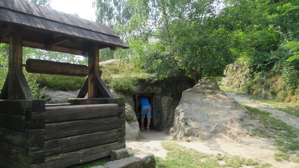 Studna a vstup do jednoho z objektů skalních obydlí ve Zderazi