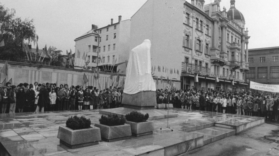 Odhalení Leninovy sochy v Parubicích na dnešním náměstí Republiky