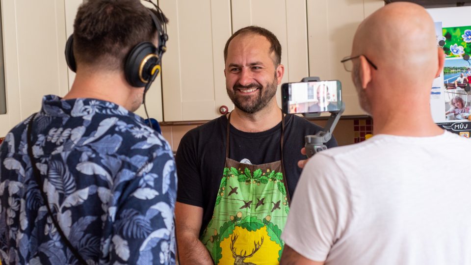Lukáš Pařízek s naším týmem během natáčení | foto: Martin Čuřík Lukáš Pařízek s naším týmem během natáčení