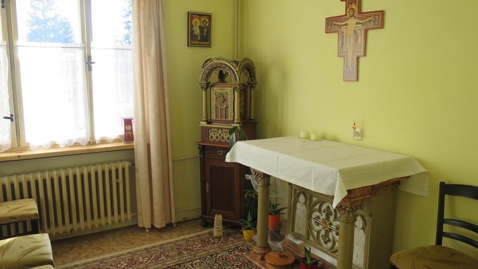 Malou kapli si sestry na Hoješíně vytvořili i v tzv. bytovce, kde bydlí