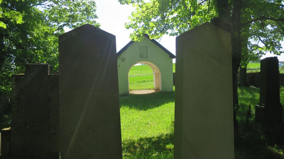 Vstupní brána židovského hřbitova v Dřevíkově