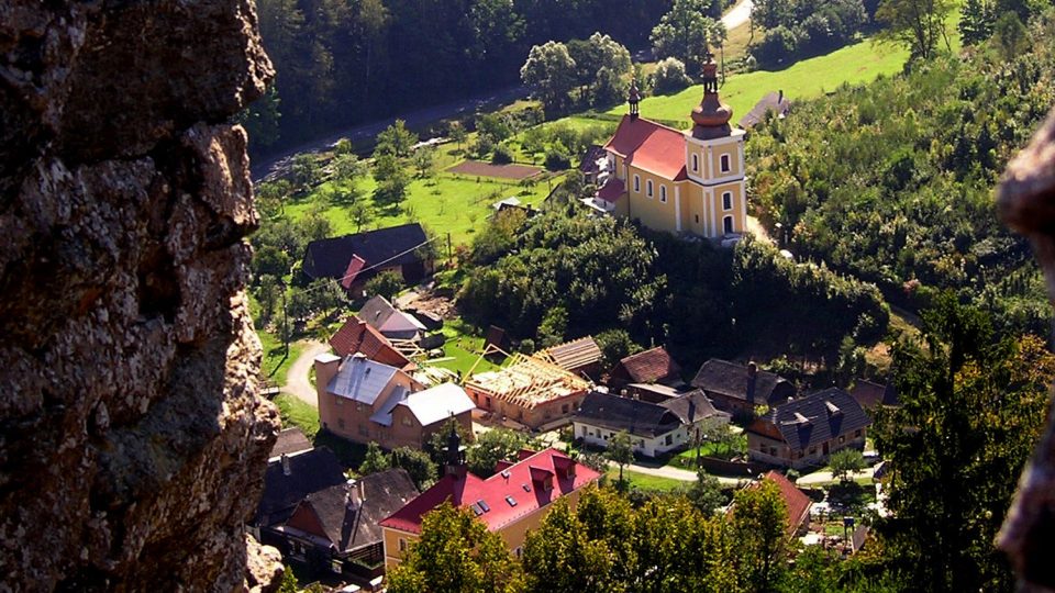 Pohled na městys Svojanov ze Svatojánských skal