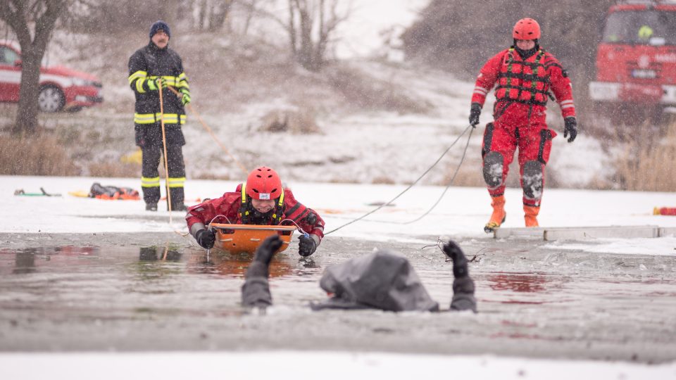 Pardubičtí hasiči trénovali různé postupy a techniky vyprošťování tonoucí osoby z ledové plochy