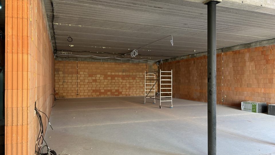 V Horním Jelení na Pardubicku staví na místě bývalého kina nový dům nejen pro městskou knihovnu