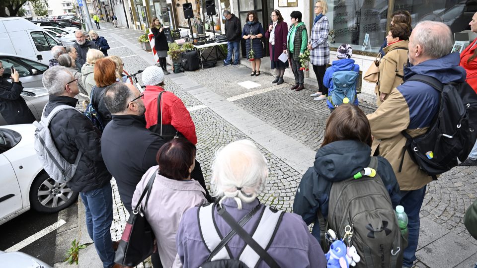 Na Ulrychově náměstí v Hradci Králové před domem číslo 762 jsou v dlažbě tři Stolpersteiny, neboli kameny zmizelých | foto: Miroslav Beneš, Muzeum východních Čech Na Ulrychově náměstí v Hradci Králové před domem číslo 762 jsou v dlažbě tři Stolpersteiny, neboli kameny zmizelých
