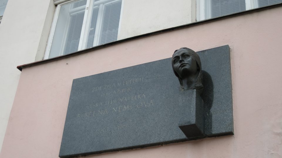 Pamětní deska na domě čp. 27 na Smetanově náměstí  připomíná pobyt Boženy Němcové