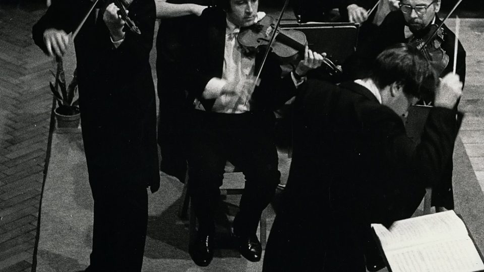 Absolventský koncert houslisty Leoše Čepického s Komorní filharmonií Pardubice v roce 1984
