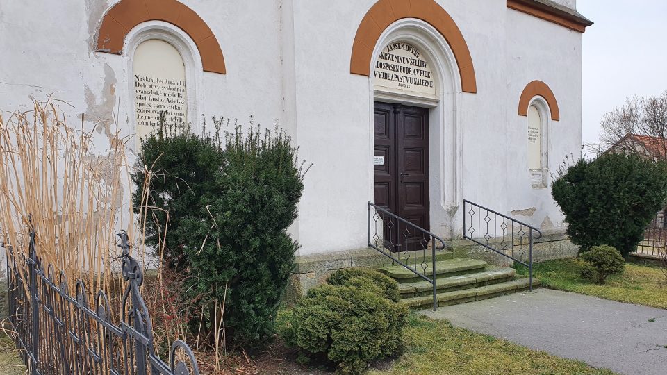 Vstup do evangelického kostela v Bukovce