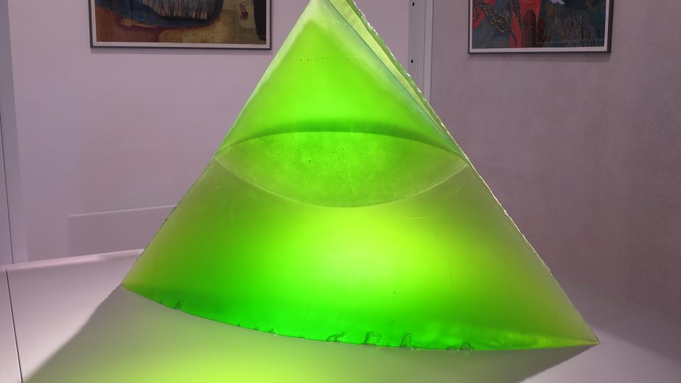 Zelené oko pyramidy vytvořili Stanislav Libenský a Jaroslava Brychtová v letech 1992 až 1993