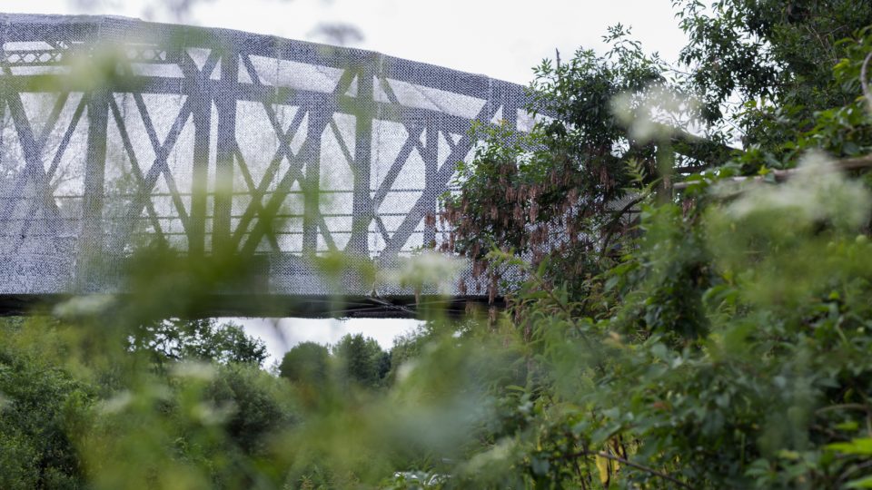 Artur Margot zabalil opuštěný pardubický most do bílé maskovací sitě