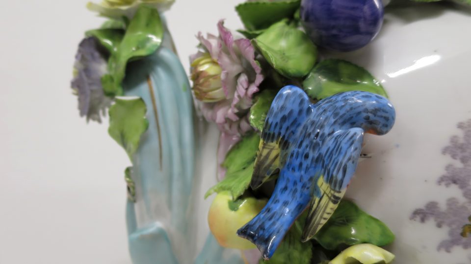 Vázu zdobí několik plasticky modelovaných ptáčků