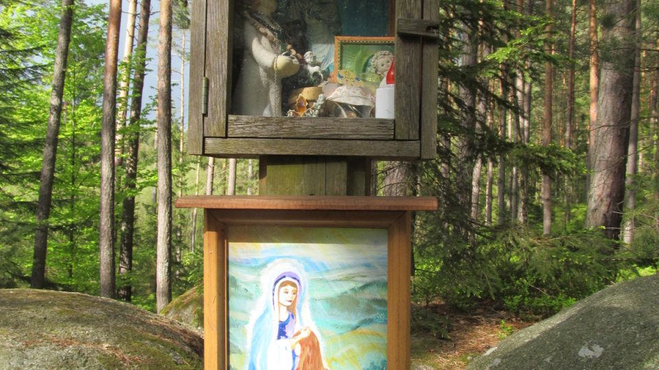 Pamětní malá kaple s předměty, které sem nosí lidé jako poděkování za pomoc od Panny Marie.JPG