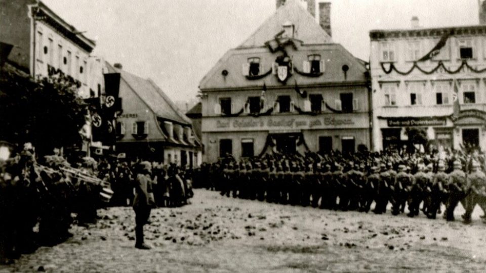 Německá armáda pochoduje přes náměstí v Králíkách, v pozadí hotel Zlatá labuť