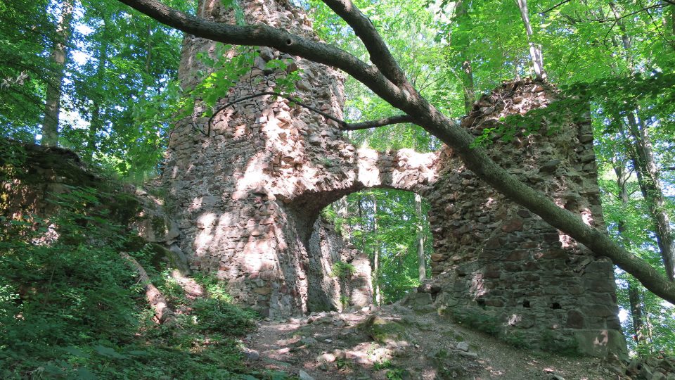 Zřícenina hradu Oheb nad sečskou přehradou