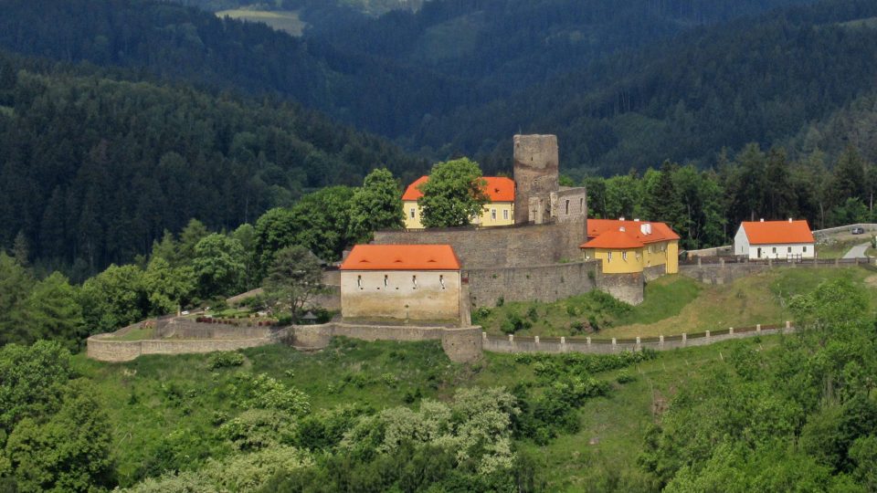 Z okolních kopců je často vidět až na nádvoří hradu Svojanov