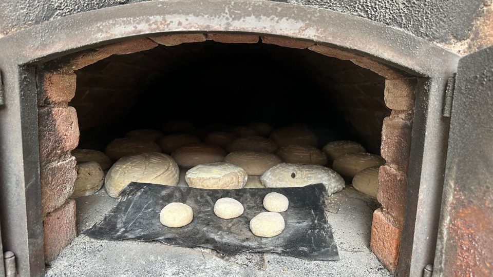 Do pece se vejde asi 30 bochníků chleba