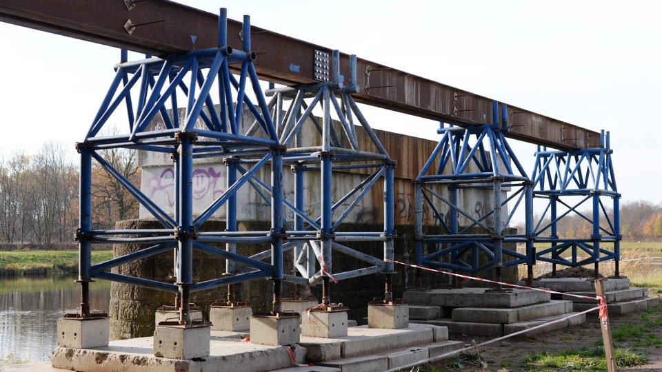Jedna z pěti kolejnic, po kterých stavební firma most stěhovala