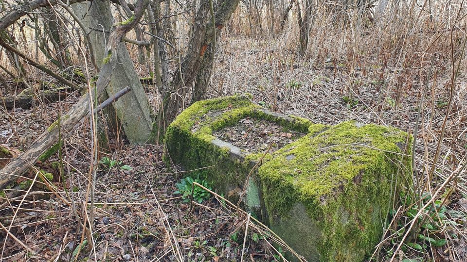 Na evangelickém hřbitově v Dolní Rovni se dochovalo i několik pískovcových pomníků