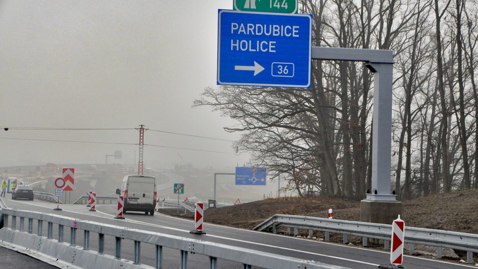 Nově otevřený úsek dálnice D35 u Opatovic