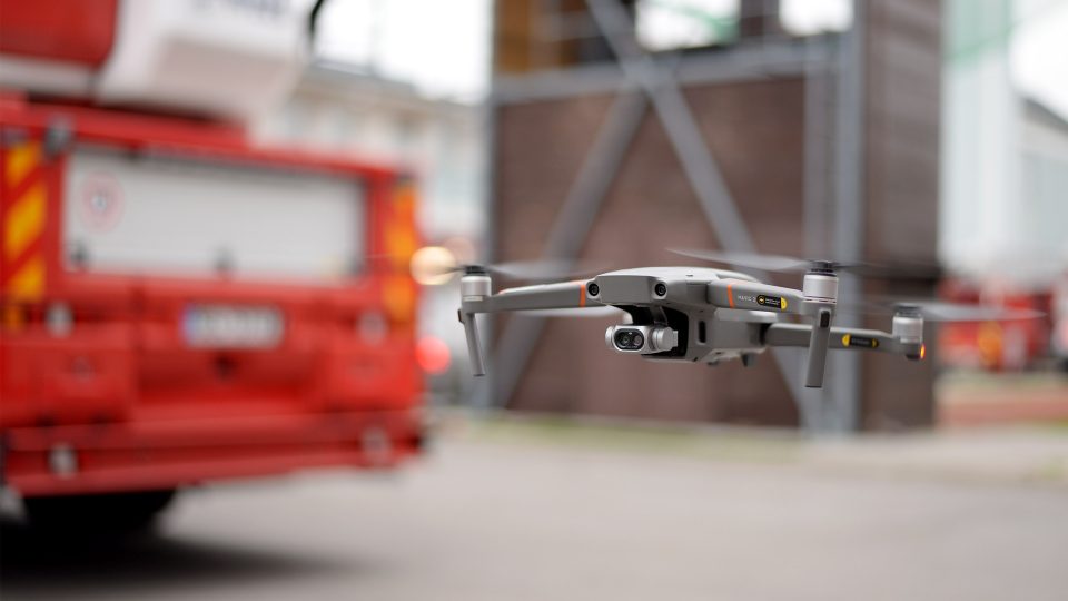 Hasičský dron DJI je vybaven klasickou kamerou i termovizí. Hasiči mají k dispozici také sadu 5 baterií, aby déle vydrželi ve vzduchu