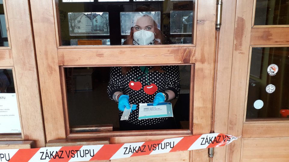 Testovací sady rozdává podnikatel v Poličce zdarma
