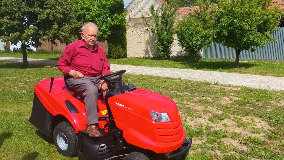 Josef Beníček na zahradní traktůrek naskočil suverénně