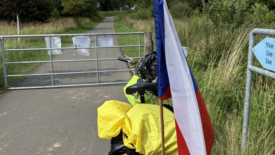 Devět kamarádů vyrazilo pod českou vlajkou k Baltskému moři na starých Libertách