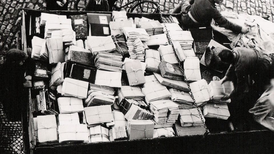 Odvoz dokumentů z okresního úřadu před příchodem Němců.jpg