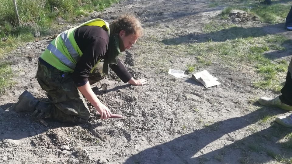 Archeolog Tomáš Záruba prohledává místo nálezu stříbrných mincí