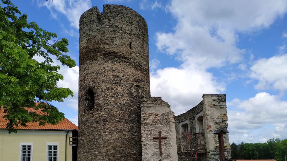 Hradní věž pamatuje nejstraší časy hradu, původně byla ještě o dva patra vyšší