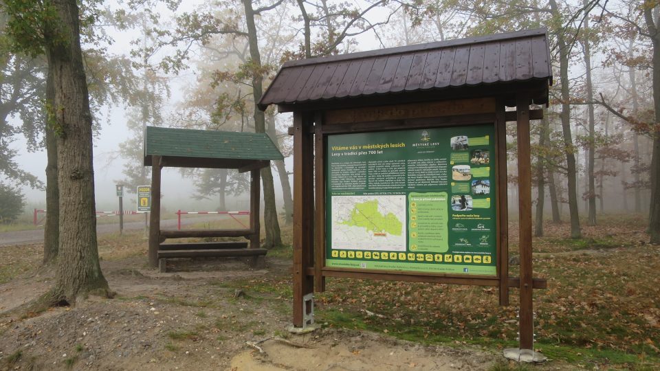 Posezení a infopanel Na vyhlídce poblíž obce Bělečko