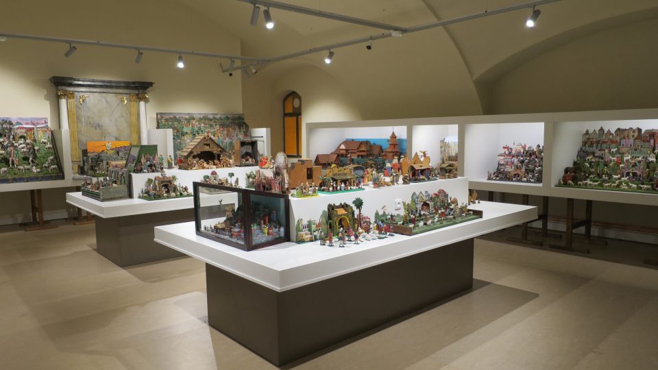 Pohled do části stálé expozice betlémů v letohradském Muzeu řemesel