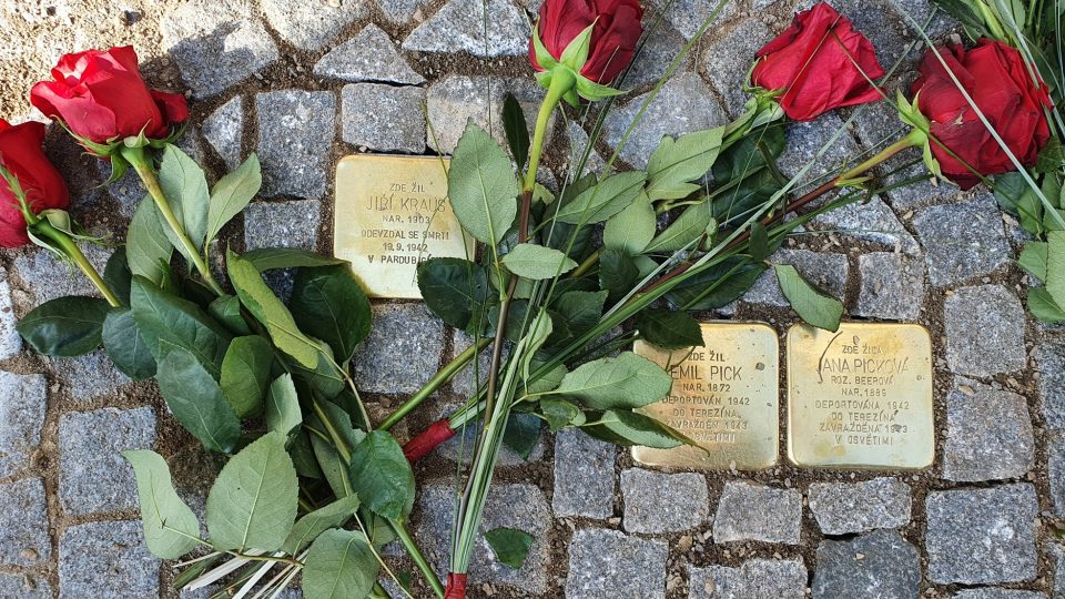 Stolpersteiny nebo také Kameny zmizelých připomínají nucený odchod Židů