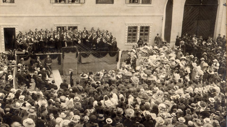 Odhalení pamětní desky Bedřicha Smetany na zámeckém pivovaru v roce 1912