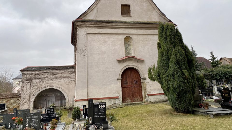 Takzvaná umrlčí kaple na tatenickém hřbitově je starší než kostel naproti