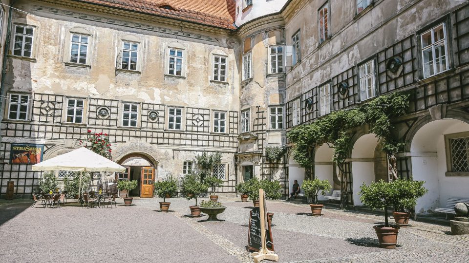 Nádvoří zámku. Po velkém požáru města v roce 1526 Jan Černčický panství prodal Pernštejnům, tehdy významnému a mocnému šlechtickému rodu. Ti začali s obnovou města i svého nového sídla se záměrem dát jim tehdy moderní renesanční vzhled