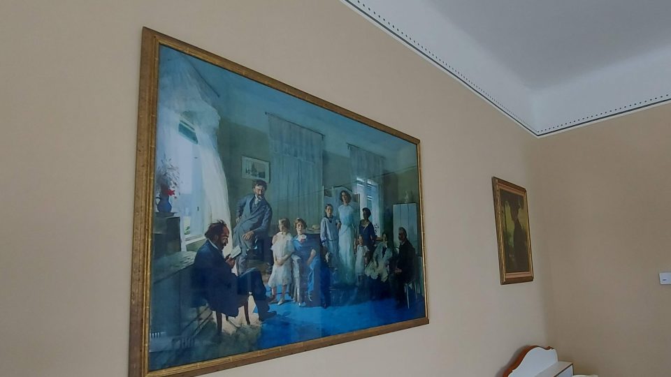 Dobový rodinný portrét ukazuje historické prostředí Bílého pokoje