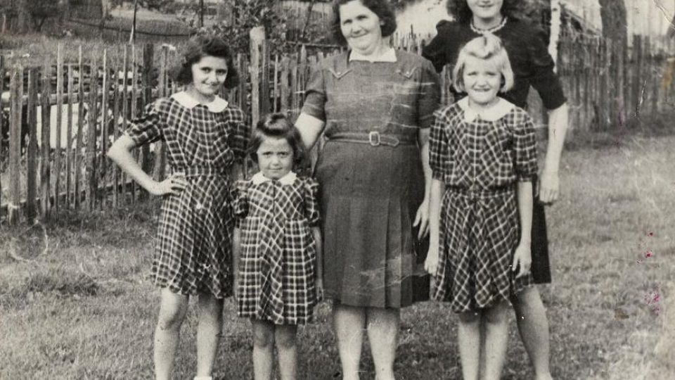 Anna Eisová s dcerami po válce