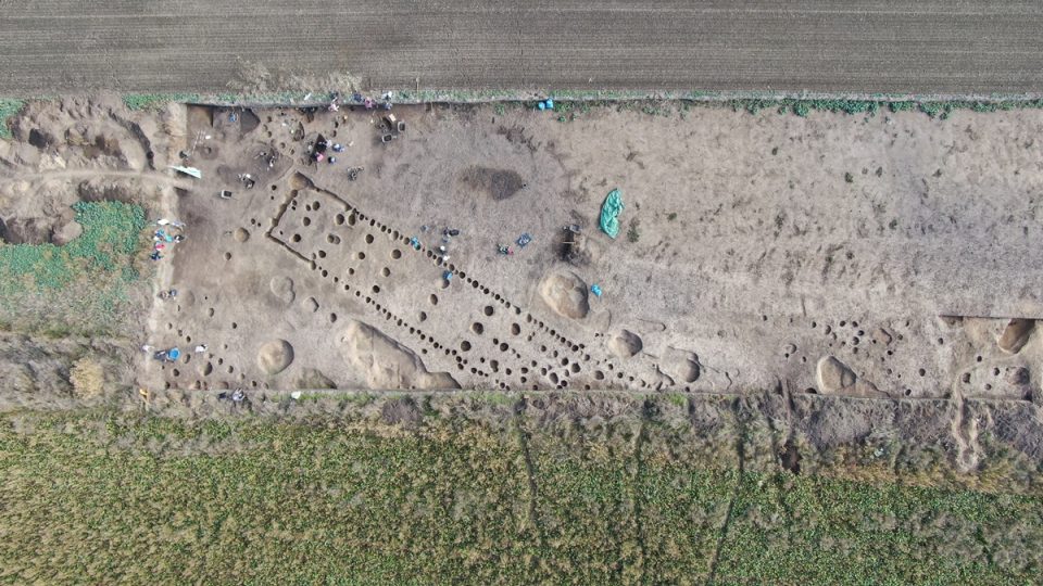 Letecký pohled na archeologickou lokalitu u Slatiňan