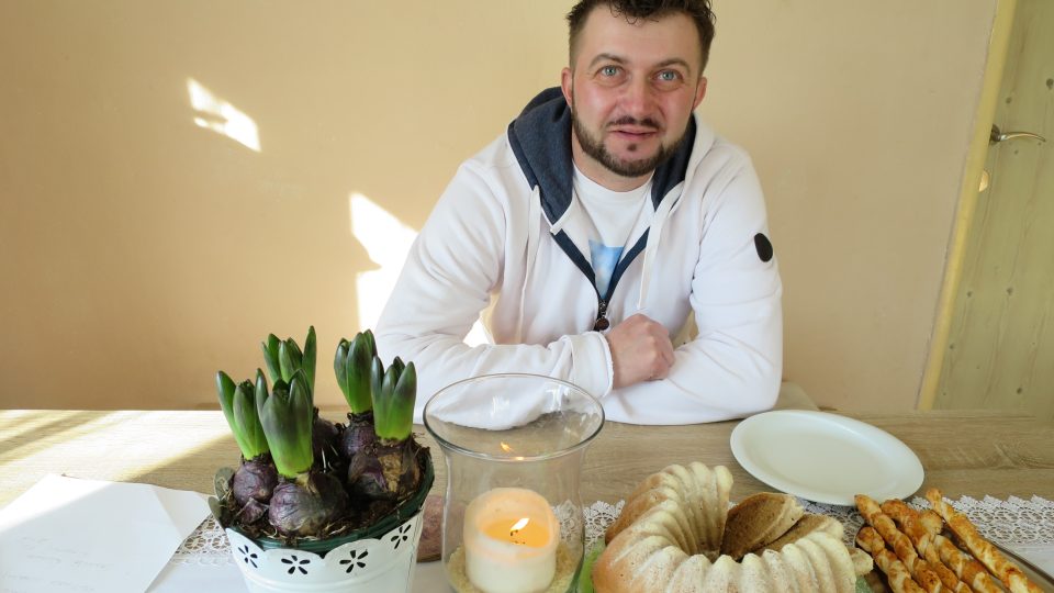 Florista Petr Kopáč připravil pro rozhlasovou návštěvu i bábovku