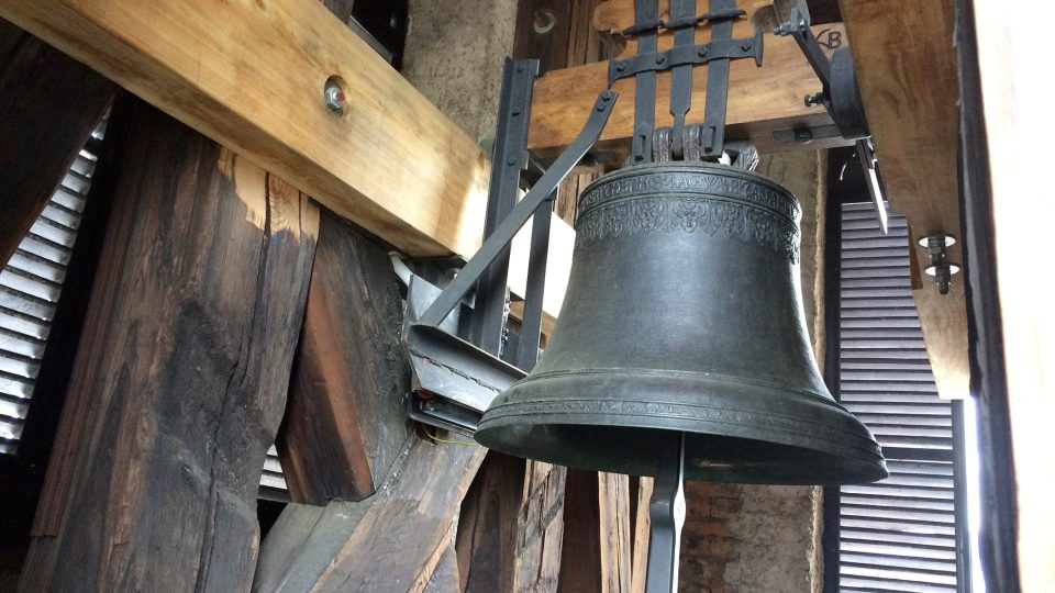 Nejstarší zvon z kostela sv. Jakuby pochází z 16. století a původně zvonil na rotundě.jpg