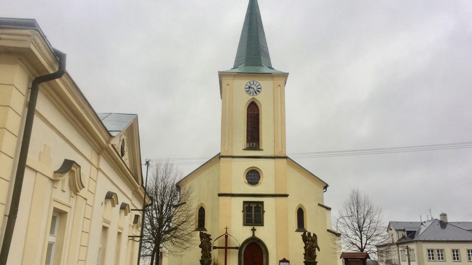 Kostel v Horním Jelení s farou a bývalým zámečkem