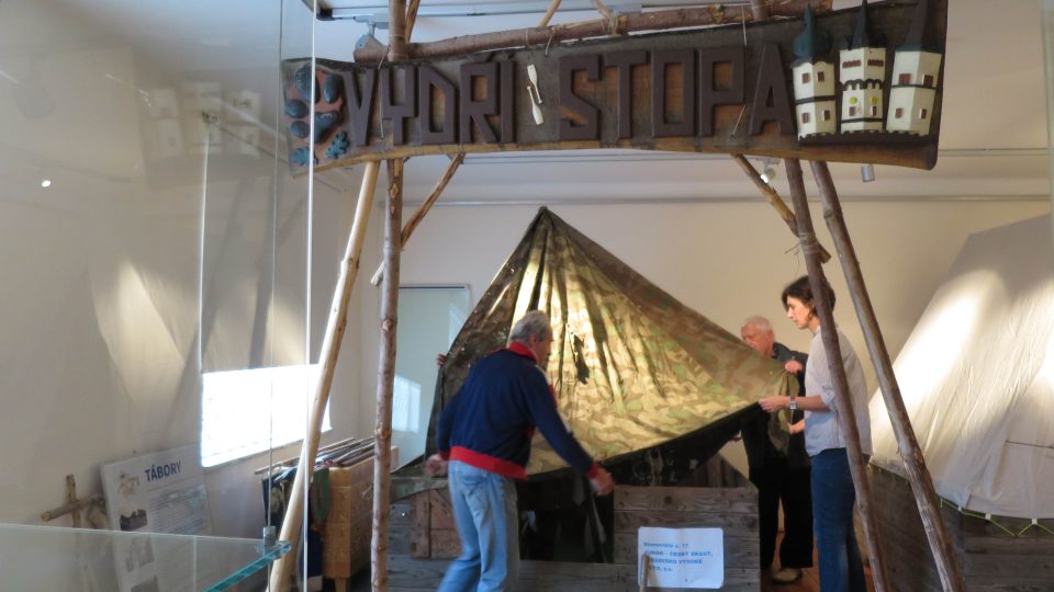 Příprava výstavy Sto let skautingu v Regionálním muzeu ve Vysokém Mýtě