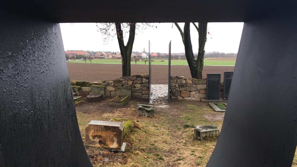 Zrušený hřbitov v Kunčí zkrášlily nové prvky