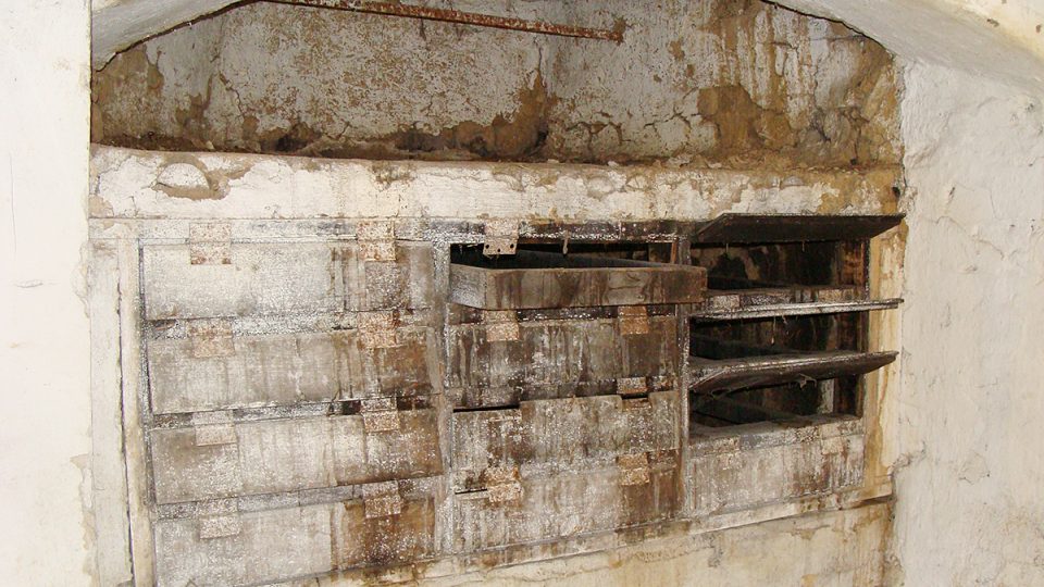 Součástí sušárny na Čečetkově statku bylo ještě v roce 2014 původní vybavení, soubor 12 lís na sušení tam dnes už nenajdeme