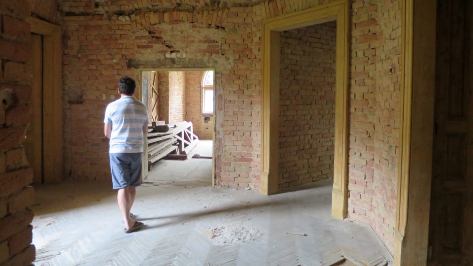 Spolumajitel vily Michal Tyasko prochází prostorami domu při rekonstrukci