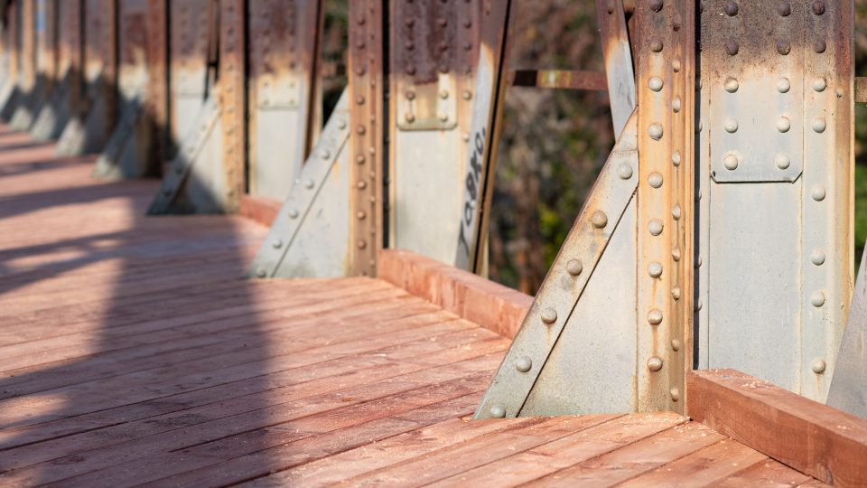 Historický nýtovaný most dostal novou pochozí vrstvu z modřínových prken