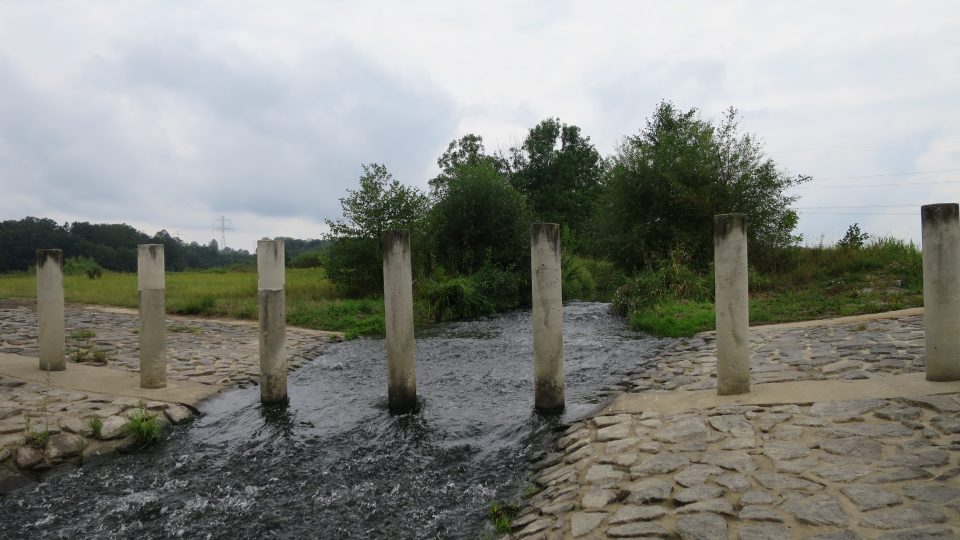 Vody Moravské Sázavy a Lukovského potoka míří do výusti
